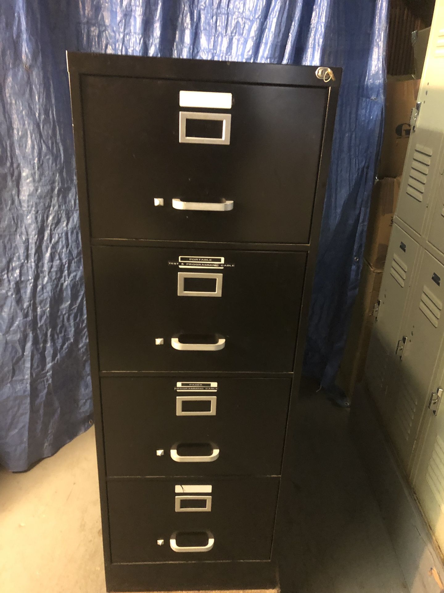 Locking file cabinet