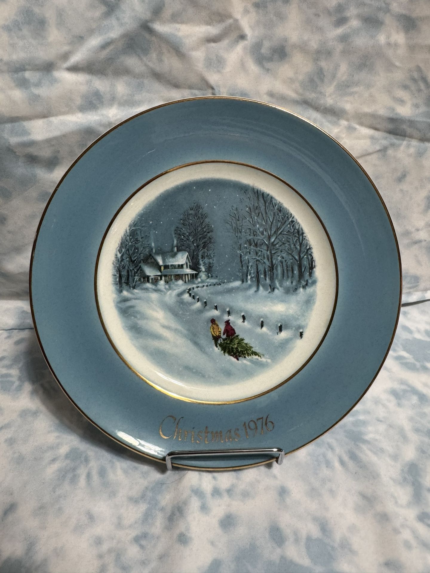 Vintage Avon Christmas Plate “Bringing Home the Tree” 1976