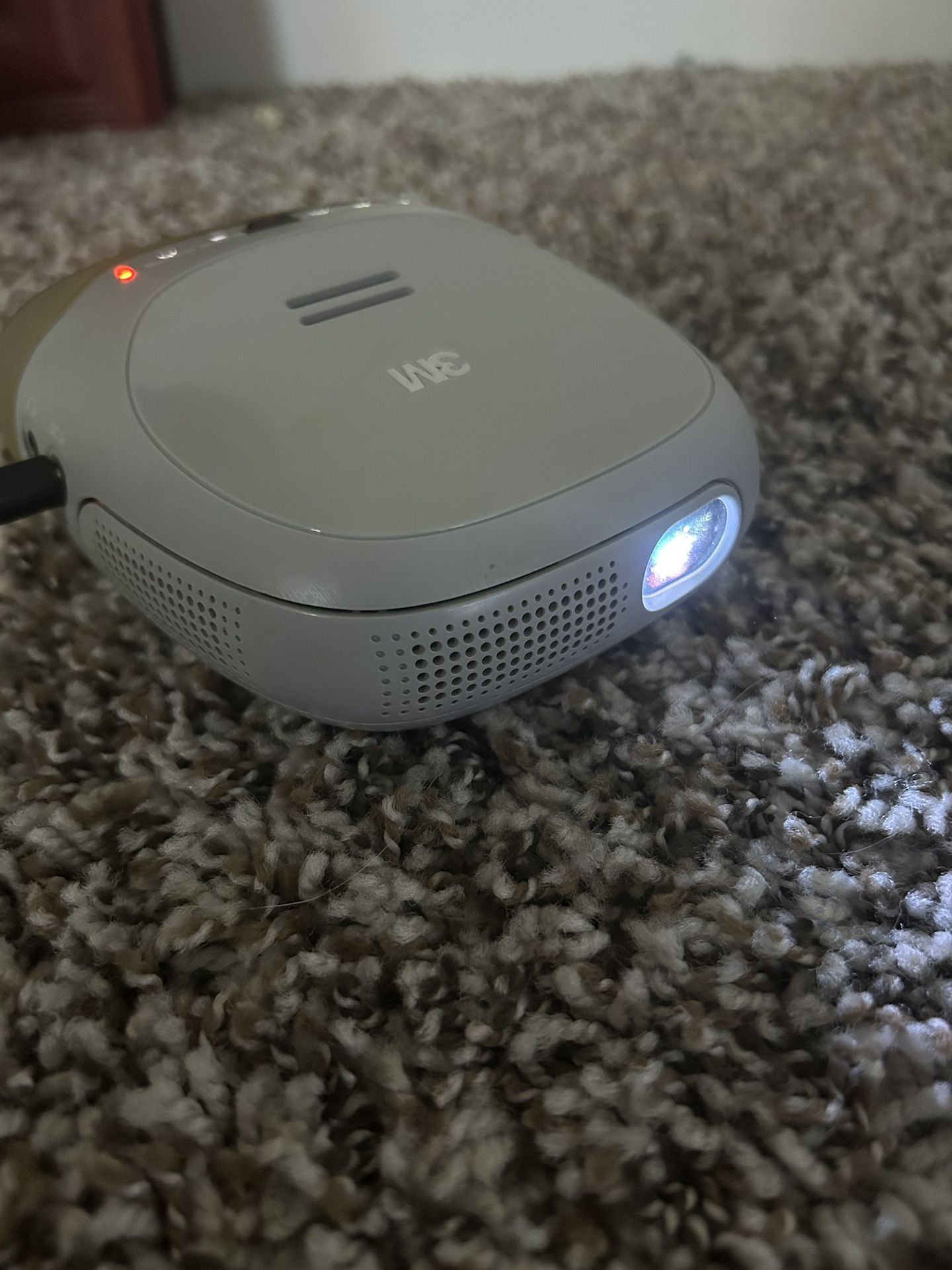 3M Mini Projector With Roku Stick