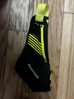 Peak Hydration Waist Pack Grab, sip, and go—18oz flask belt with phone stash and no-bounce, one-handed access.