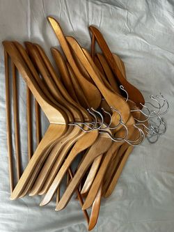 Wooden hangers (18)