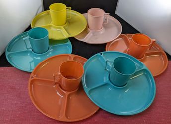MCM Vintage 12 Piece Colonial Plastics Divided Plates & Cups Set Cleveland Ohio