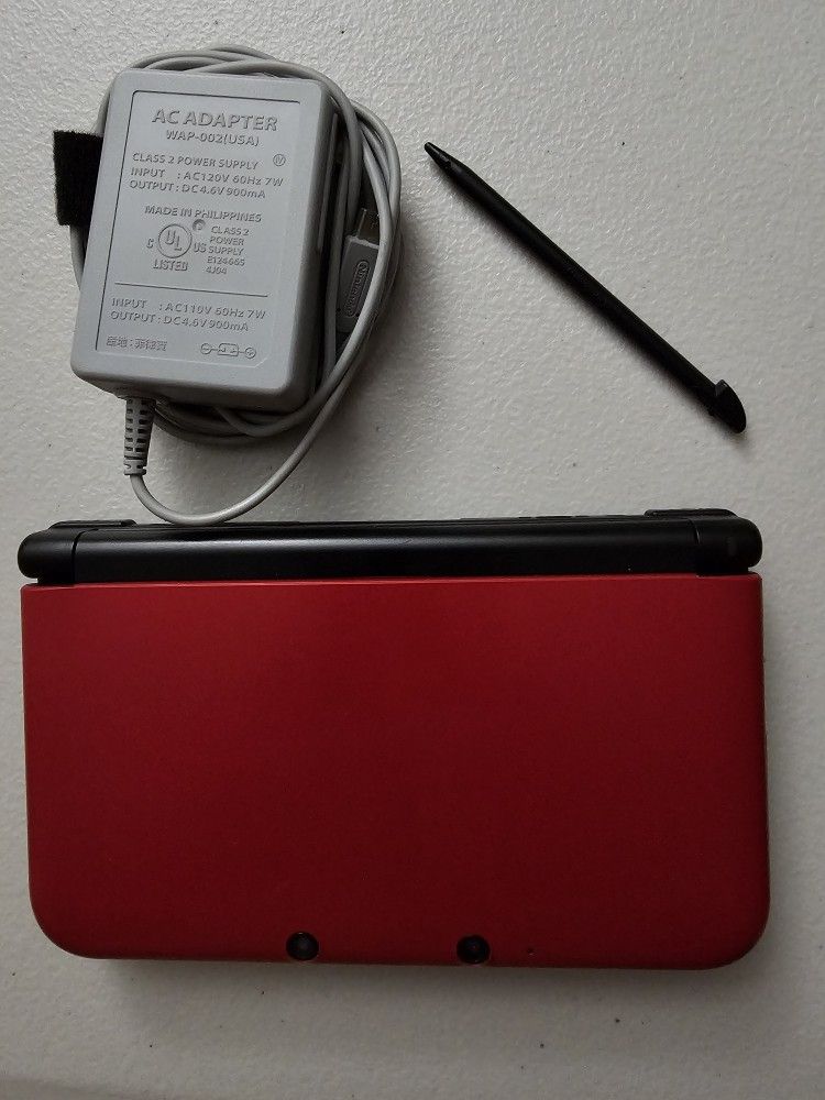 Nintendo 3DS XL In Excellent Condition With Charger And 8gb SD Card