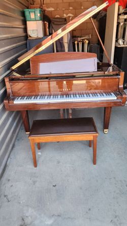 Yamaha GH1 B Pol. Walnut