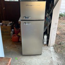 Frigidaire refrigerator Model EFR751