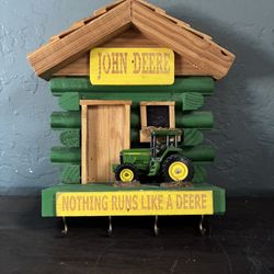 “JOHN DEERE” Tractor Cabin House Key Holder w/ 4 Hooks. Wall Hangar. Pre Owned.