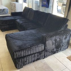 Black Plush Sectional‼️