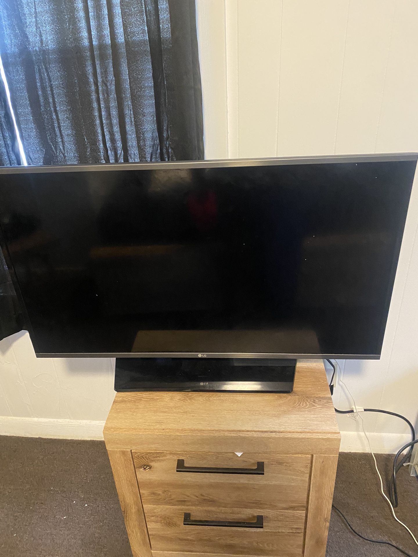 40 inch LG Tv with Cord And Remote