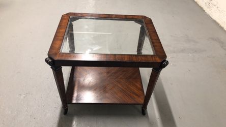 23x24x26 coffee table good condition