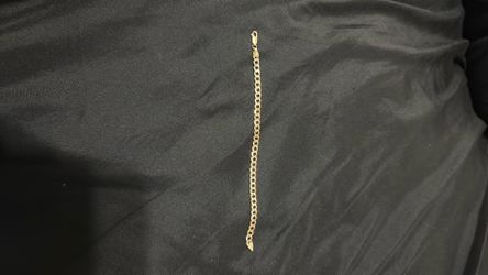 gold bracelet. diamond cut