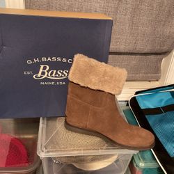 NEW LADIES BOOTS  SIZE 9-1/2 - $20