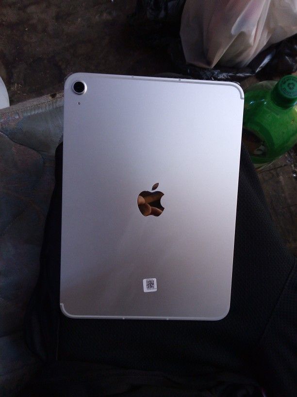 Apple MD7F4LL/A iPad (11th Generation) 11-Inch 1TB. Wi-Fi + Cellular in Silver.