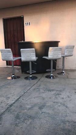 Full bar and 4 bar stools