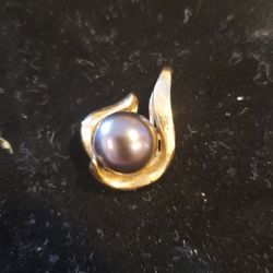 14 Karat Gold Pendant with Original Tahitian Pearl