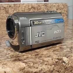 JVC HD MINI CAM CORDER WITH MEMORY CARD AND BAG ALONG WITH A ADJUSTABLE TRIPOD 