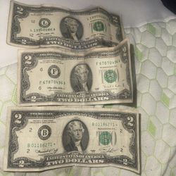 3 2 Dollar Bills , 2009 L Series,1995 F Series,and 1976 B Series.