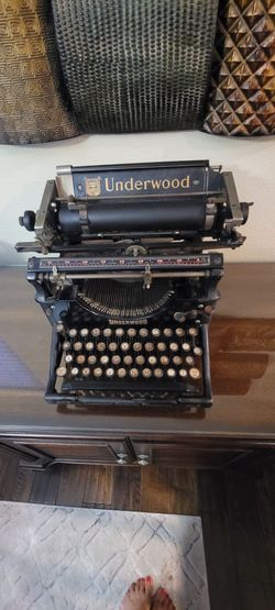 VintageUnderwood standard manual typewriter