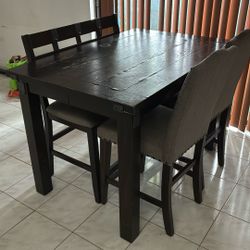 Rooms To Go Dinning Room Table Seats 4-6 With Leaf And Extra Chairs 