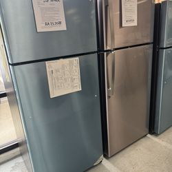 NEVER USED GE 18 Cu.ft Top Freezer Refrigerator 