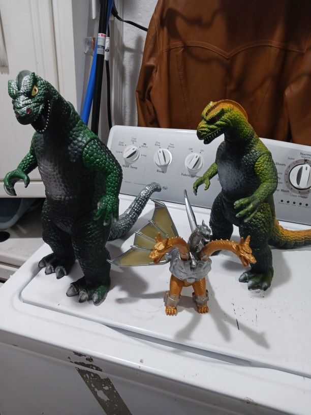 2 DORMEI 1997 Gozzila action figures.. 18 inches tall. and 1 BANDAI 7' MECHA KING Hidora... Good condition.