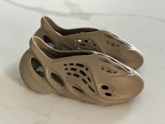 adidas Yeezy Foam RNR Stone Taupe Size 10 $130