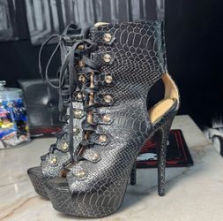 Snake platform heels