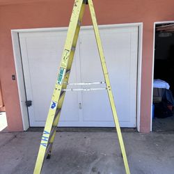 8 FT 300lb Fiberglass Ladder