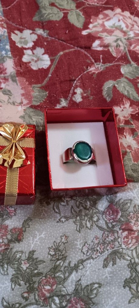 Natural Emrald Gemston STARLING Silver Ring