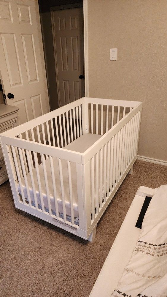 Convertible Crib + Matress and Sheets