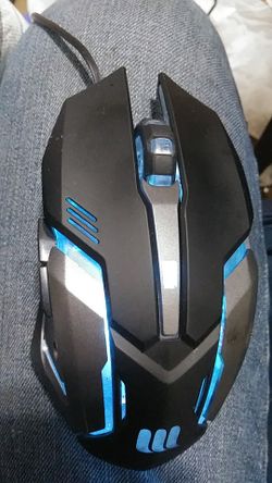 Wired gaming mouse it changes colors