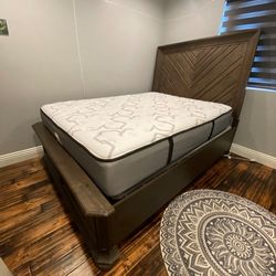 Beautiful Queen Size Bed With Mattress