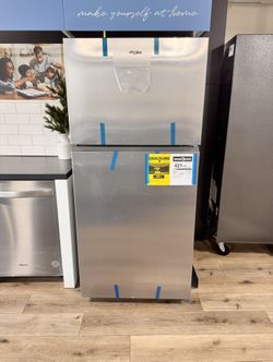 Brand-New Whirlpool 19 Cu. Ft. Top Freezer Refrigerator 30-Inch Wide in Fingerprint-Resistant Stainless Steel - WRTX3119SZ