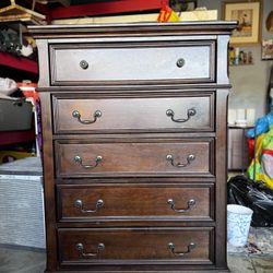 Elegant Dark Wood Dresser – High-End Look Classic Solid Wood Dresser – Beautiful Condition