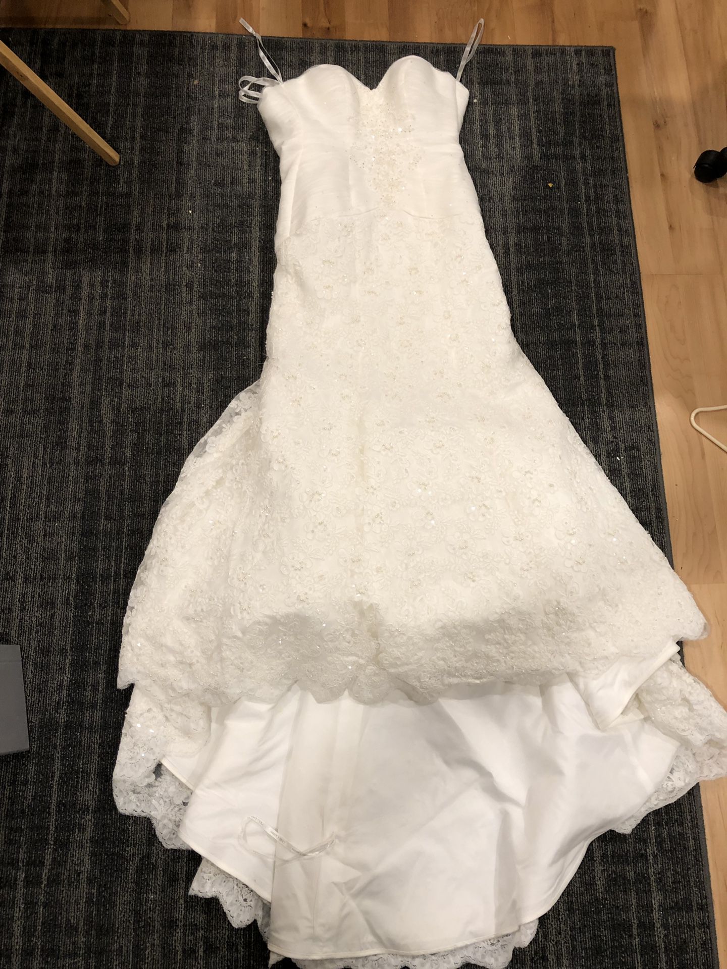 Wedding dress size 6 no alterations clean 200