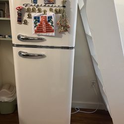 7.5 cu. ft. Retro Fridgeaire in Cream