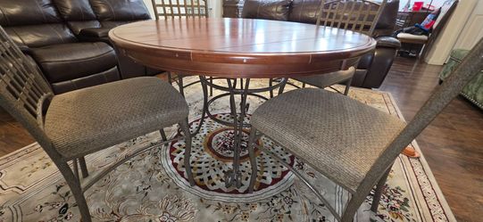 Dining/Nook round table with 6 chairs