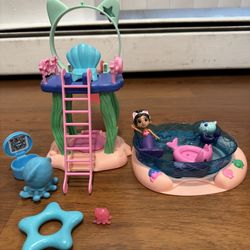Gabby’s Dollhouse – Purr-ific Pool Playset with Gabby & Mercat 