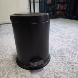 Small Bronze Step Trash Can – With Removable Inner Bucket