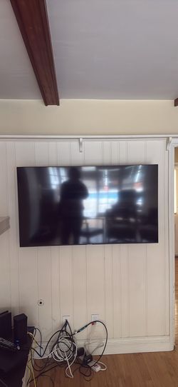 Samsung flatscreen 4k 55” QLED