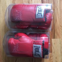 2 Pairs Of Boxing Gloves 10oz