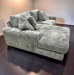 Lindyn Fog 2-Piece LAF Sofa Chaise