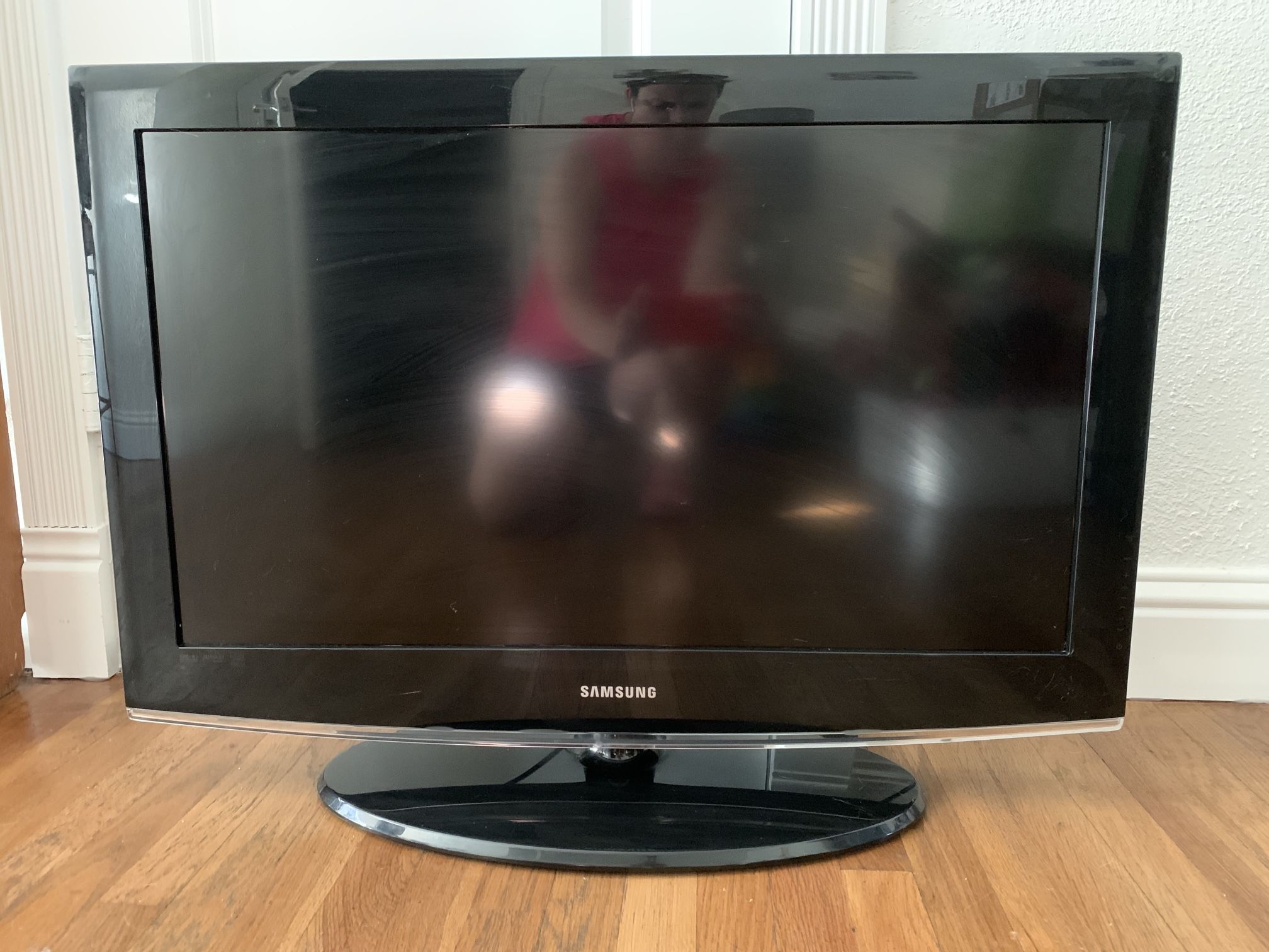 Used Samsung TV 27.5 Screen By 15 With Remote Control 