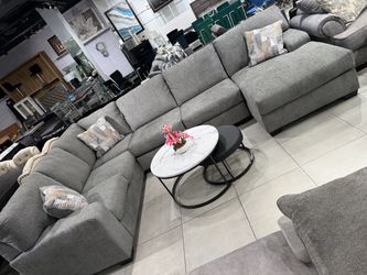 Gray Fabric Sectional Sofa with Chaise 🩶🩶🩶