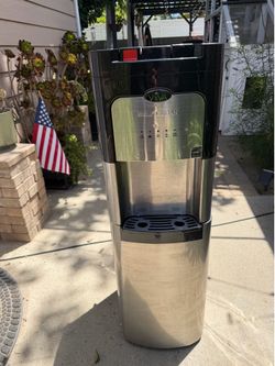 Water dispenser with hot and cold water