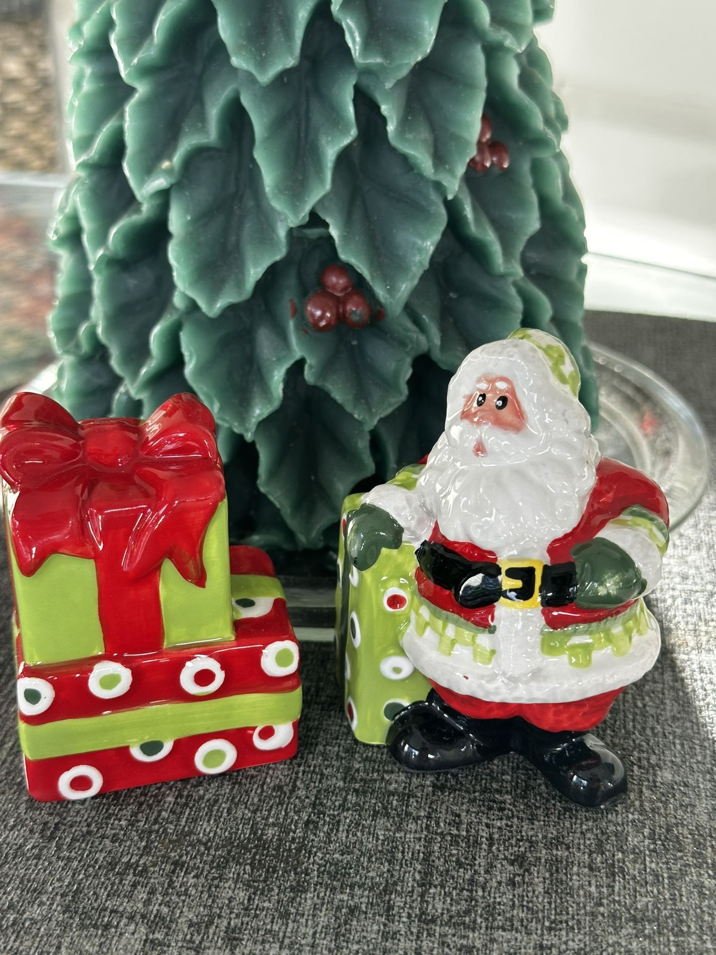 FITZ & FLOYD HOLIDAY CHEER Santa and Gifts Vintage Salt & Pepper Set.