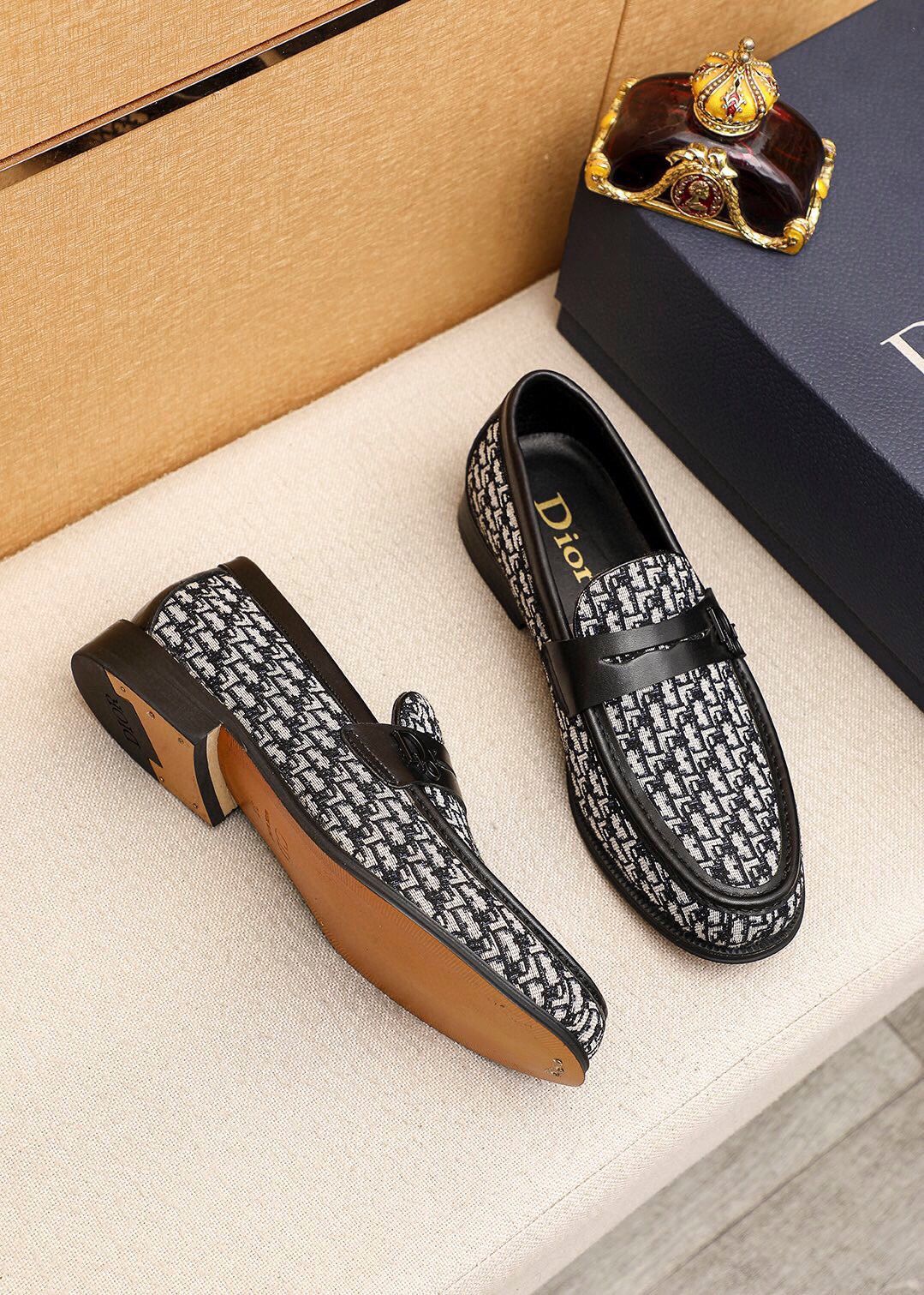 dior men's dress shoes Style CD Icon Loafers = Polished Leather Moccasins in Burgundy & Black The Dior Heir oxford shoe embodies the Houses timeless elegance through the eyes of Jonathan Anderson New sz 12 / 45