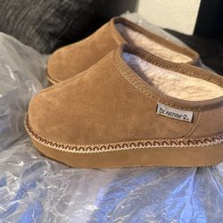 Bear paw Women Clogs Size 6 
