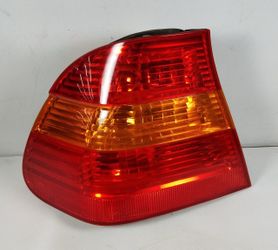 DRIVER BRAKE TAIL LIGHT 2002-05 BMW E46 330i 325i