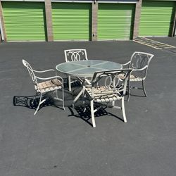 Beautiful Patio Set With Four Chairs And Round Table