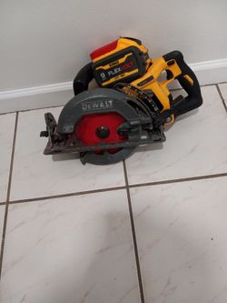 Flexvolt 60v max circular saw with big battery used  in great condition working perfect. $275